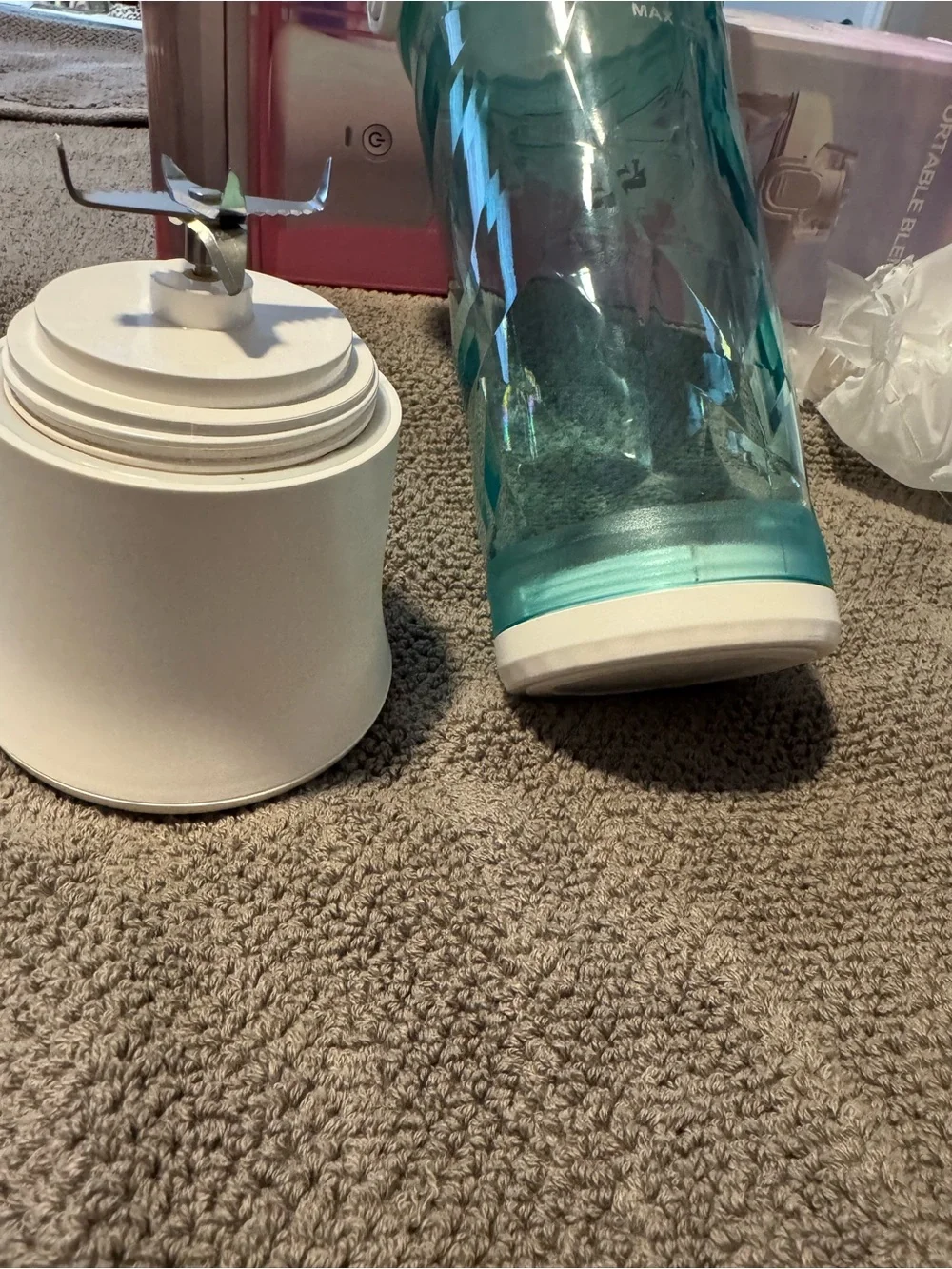 20 oz Teal and White Portable Blender with multi Lights Indicator!